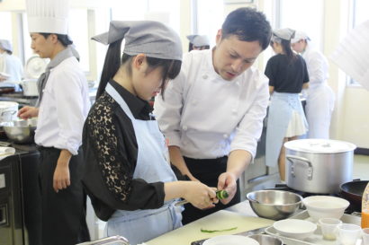 卒業生がオープンキャンパスの講師に 成長した姿で戻ってきてくれました 悠久山栄養調理専門学校 ブログ